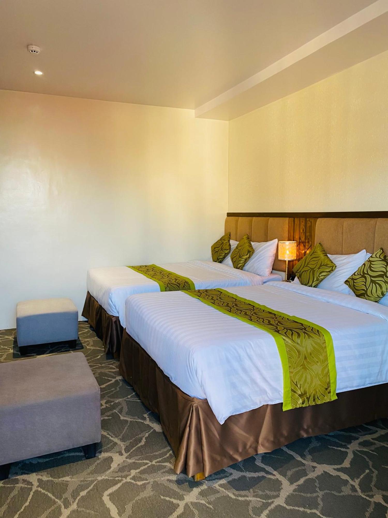 Maxi Hotel And Event Center Tagbilaran City Exterior photo