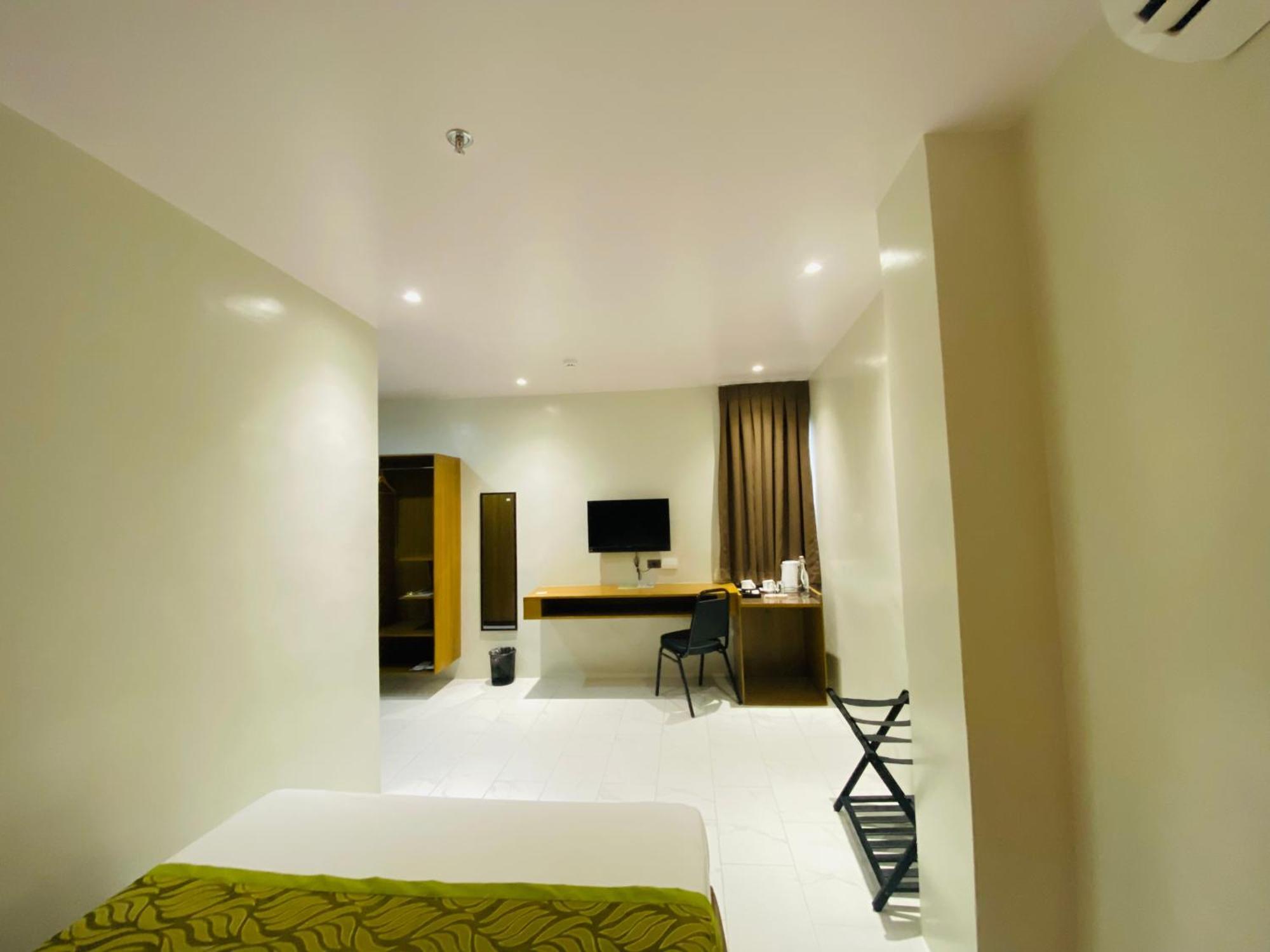 Maxi Hotel And Event Center Tagbilaran City Exterior photo