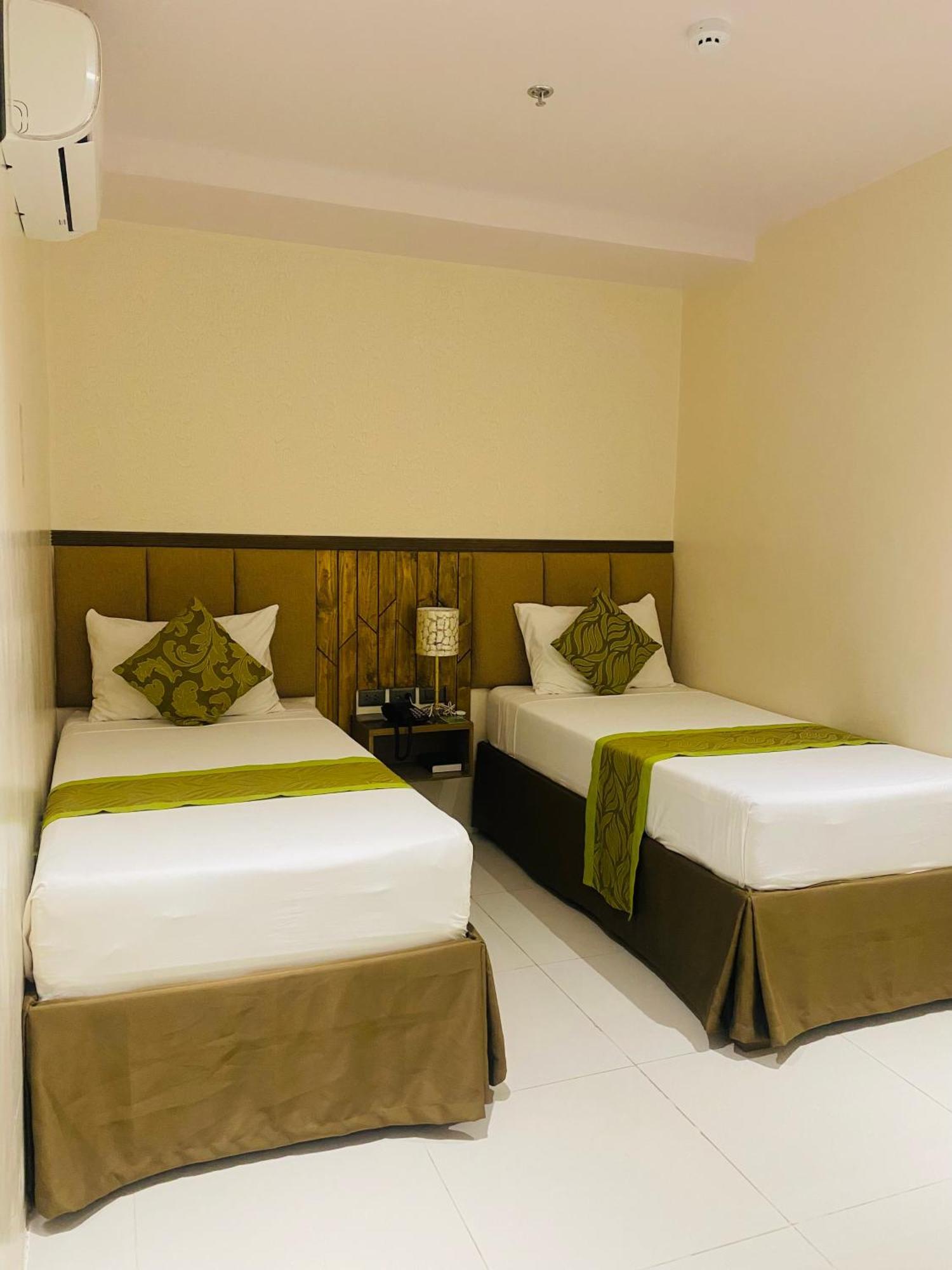 Maxi Hotel And Event Center Tagbilaran City Exterior photo