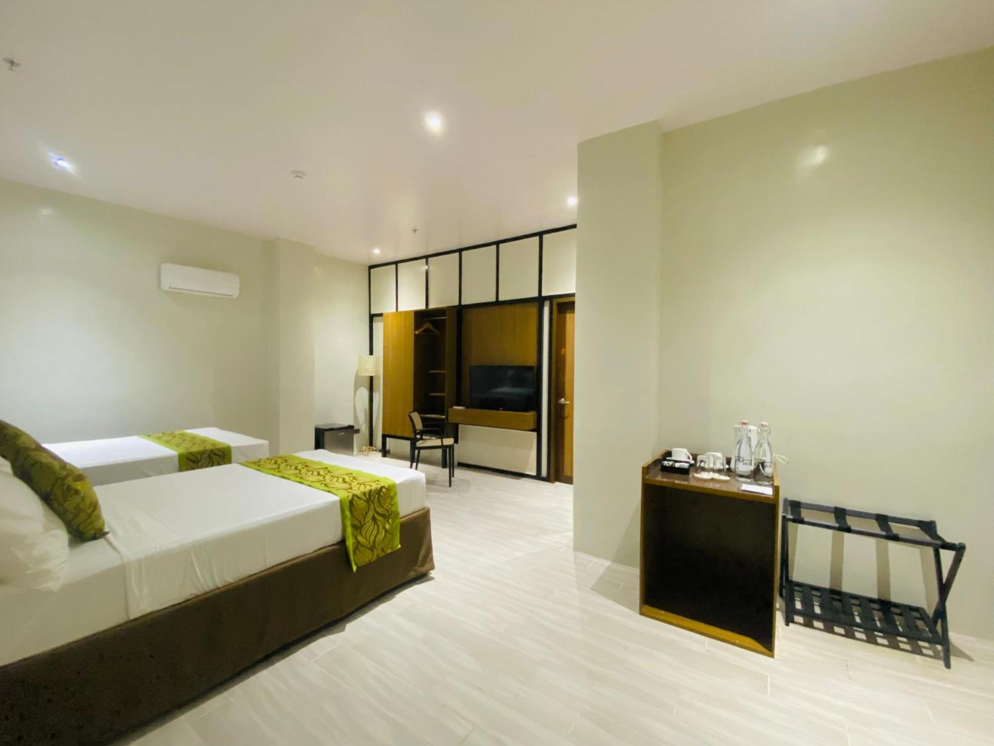 Maxi Hotel And Event Center Tagbilaran City Exterior photo