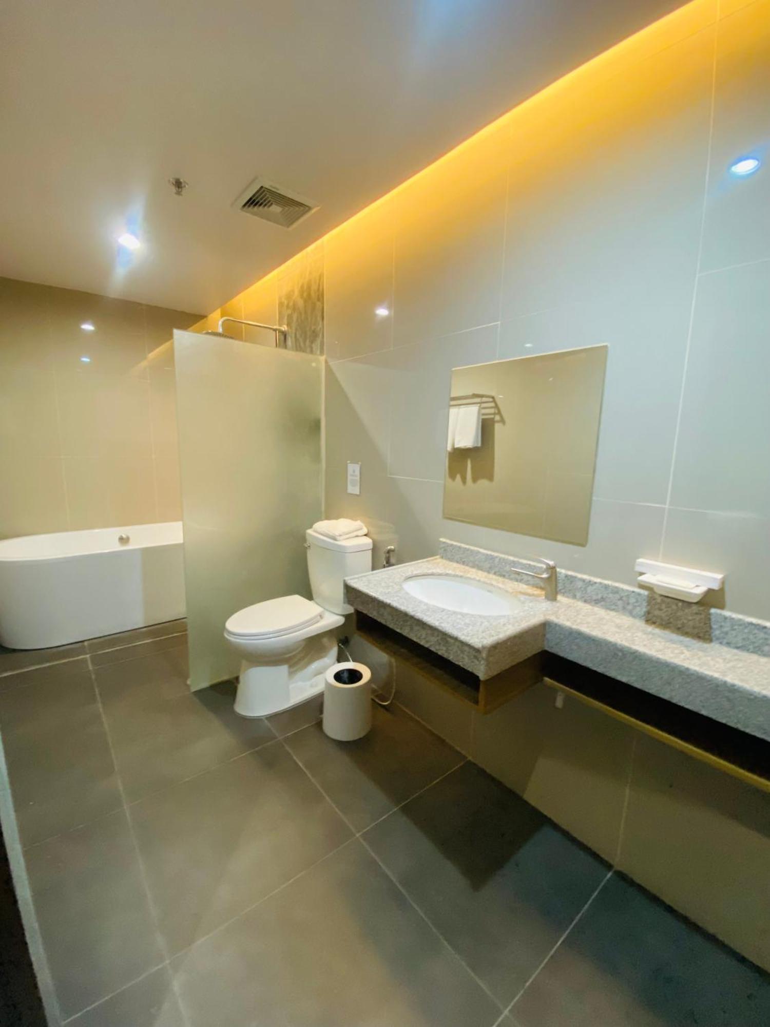 Maxi Hotel And Event Center Tagbilaran City Exterior photo