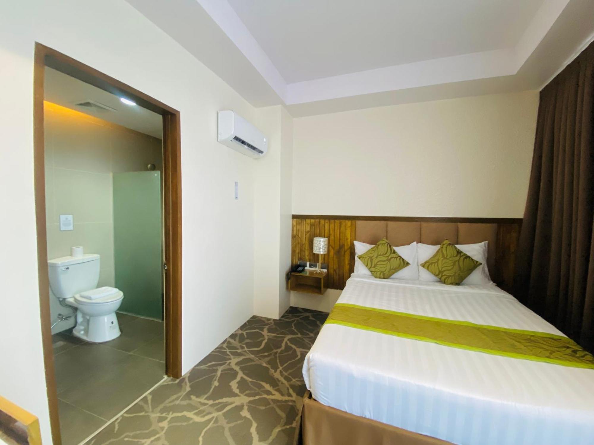 Maxi Hotel And Event Center Tagbilaran City Exterior photo